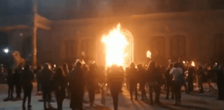 Feministas queman puerta de palacio de gobierno de Nuevo León