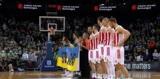 No quisieron posar con la bandera de Ucrania con la frase “Stop war” y fueron abucheados por todo el estadio