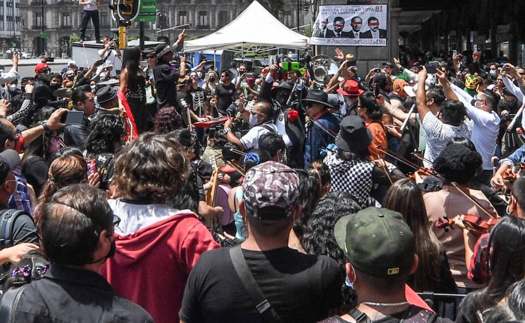 En Centro Histórico de la CDMX, Maldita Vecindad dio concierto a pesar del semáforo naranja