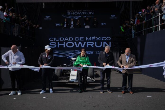 Ralizan exhibición de Fórmula 1 en Paseo de la Reforma