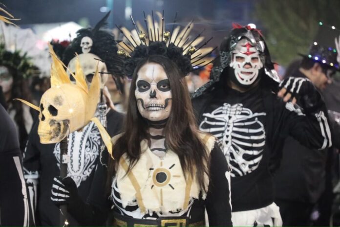Entre ánimas y leyendas, veracruzanos dan vida al Mictlán con Desfile Monumental en Xalapa