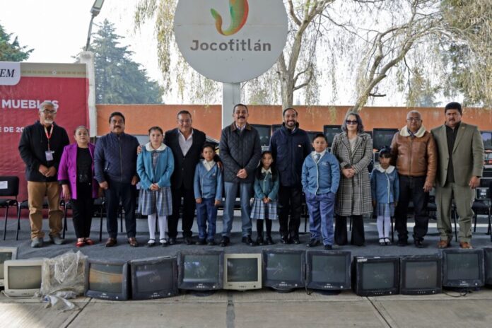 Inaudito: Gobierno del EdoMex celebrea retiro de mpas de 65 mil objeto en desuso en escuelas